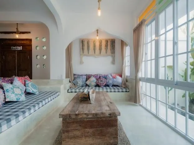 Pabuan Villa, Private & Ethnic